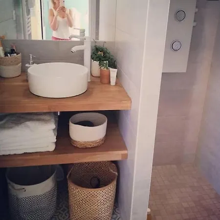 Maison Dans Quartier Residentiel A Cote De Caen *