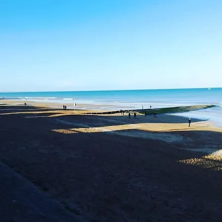 Maison Dans Quartier Residentiel A Cote De Caen