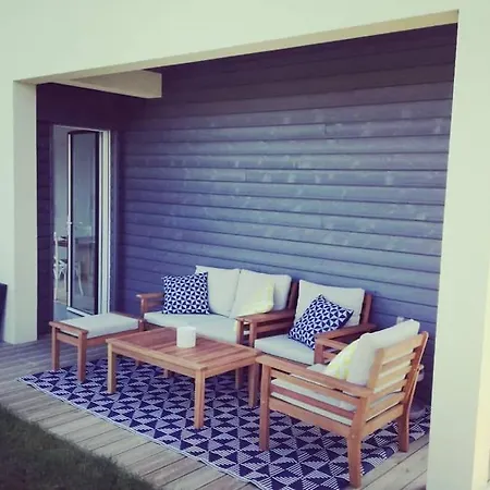 Maison Dans Quartier Residentiel A Cote De Caen *