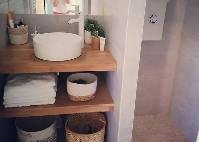 Maison Dans Quartier Residentiel A Cote De Caen *