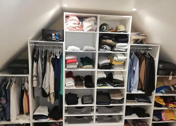 Maison Dans Quartier Residentiel A Cote De Caen *