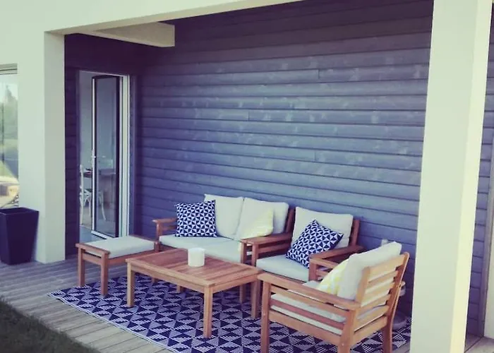 Maison Dans Quartier Residentiel A Cote De Caen *